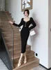 Fransk vintage stickad klänning Kvinnor Långärmad hög midja Slim Square Neck Sweater Winter Elegant Party Dress 240124
