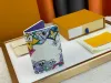 Moda Diseñador de lujo Hombre Bolso de mujer Alta calidad Diversión Imagen de dibujos animados Bolsillo Clip de dinero Bolsa de tarjeta Titular de pasaporte Titulares de tarjetas con caja original M82024
