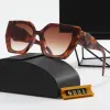Designer solglasögon för kvinnor klassiska glasögonglasögon utomhus strand solglasögon för man blandar färg valfri triangulär signatur