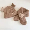 BERETS 2 pezzi invernali peluche baby cappellino sciarpa set di orso carino per bambini caldi bambini berretto berretto per ragazze in stile Korea 2024