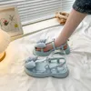 Klädskor 2024 sommar kvinnlig sandal komfort för kvinnor klara klackar med flickor platta trosor medium beige mode bow gladiator casual