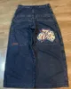 JNCO Jeans Y2K Herren Hip Hop Größe 7 Würfelgrafik bestickt Retro Blau Baggy Hose mit hoher Taille und weitem Bein Streetwear 240124