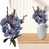 Centrotavola di fiori decorativi, petali bianchi di seta con steli di margherita viola, farfalle artificiali per decorazioni floreali