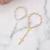 Bracelets de charme Croix catholique Chaîne de doigt Mini Rosaire Baptême Chapelets Faux Perles Bracelet Pour Faveurs Baptême