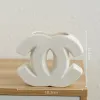 Vaso de cerâmica de luxo designer clássico logotipo forma vaso branco estilo ins vaso floral high-end estilo creme estilo nórdico mesa de jantar decoração vaso ornamentos de entrada para casa