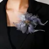 Broches plumes d'atmosphère célèbre maille fleur broche en cristal élégance féminine manteaux de soirée de luxe Corsages épingles à cheveux accessoires