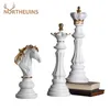 Northeuins Resin Chess Pieces Board Gamesアクセサリーインテリアホームデコレーションチェスマン彫刻のためのレトロな美学の装飾240130