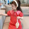 Flickaklänningar Sommarflickor Strawberry Print Red Striped T Shirt Dress Button Ruffle Collar Kort ärm Baby Christmas 4t