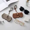 Yeni PU güneş gözlükleri torba taşınabilir gözlük kasası güneş gözlüğü koruma kapağı sevimli gözlük klipsi basit gözlük torbası kolye