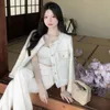 Xpqbb Lente Wit Tweed Jas Vrouwen Koreaanse Mode Gouden SingleBreasted Korte Jas Dames Zakken Lange Mouw Uitloper 240118