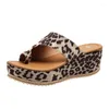Chinelos sapatos femininos 2024 verão rebanho cores misturadas leopardo impressão dedo do pé aberto salto alto casual mulheres