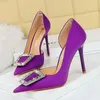 Robe chaussures 2024 mode femmes 10.5cm mince talons hauts bureau dame cristal boucle en métal pompes peu profondes violet pointu orteil fête