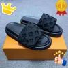 Sandaler kvinnor designer par pool kudde kvinnor läder berömd plattform sandal sommar platt skor mode strand tofflor glider med låda s