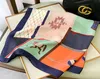 Foulards en soie élégants de haute qualité, foulard carré polyvalent à la mode, bandeau à nouer dans une variété de couleurs de petits châles 7643546