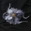 Broches plumes d'atmosphère célèbre maille fleur broche en cristal élégance féminine manteaux de soirée de luxe Corsages épingles à cheveux accessoires