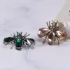 Brosches Creative Vintage Crystal Bee Brosch Exquisite Insect Pins For Women Luxury Delicate Simple Fashion Pin Men Pass Corsage