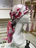 2024 Top designer de moda Silk Senk Scharf Shawl Square quadrado Turbans de alta qualidade Lenço de cabeça Padrão de cadeia de faixa de cabeça com monograma clássico rosa vermelho 78835