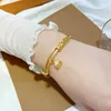 Bangle Exquisite Vintage Armband med Lotus Breed Pendant Alloy Gold Plated Gift for Women smycken Tillbehör