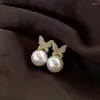 Kolczyki Dangle 2024 Koreańska moda Znakomita wisiorek Pearl dla kobiet Temperament Butterfly Pendientes Elegancka biżuteria