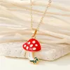 Pendentif Colliers 1pcs perles d'imitation colorées collier de champignons à la mode créative plante pull chaîne de clavicule pour les femmes fête de mariage