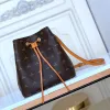 Yeni 2024 tasarımcı omuz çantası kadın kova çantası lüks el çantaları moda deri klasik çizim crossbody