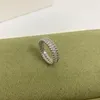 Bagues de cluster Vente 925 Sterling Silver Round Edge Perle Bague de diamant pour le banquet des femmes Cadeau de luxe Classique Marque de mode Bijoux