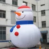 Balanços gigantes de Natal ao ar livre Boneco de neve inflável 6mH (20 pés) com soprador Figura de desenho animado bonito Balão modelo de boneco de neve soprado a ar branco para decoração de inverno