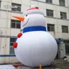 Balanços gigantes de Natal ao ar livre Boneco de neve inflável 6mH (20 pés) com soprador Figura de desenho animado bonito Balão modelo de boneco de neve soprado a ar branco para decoração de inverno