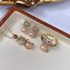 Un ensemble de perles d'eau douce, joli pendentif chat mignon 78mm, boucles d'oreilles, bague grisrosenoirjauneviolet 240119