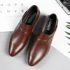 Scarpe eleganti da uomo Business di lusso 2024 Moda versatile da lavoro in pelle da sposa Casual resistente all'usura confortevole