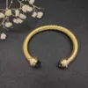 Pulseira luxuosa com fivela de arame trançado com gancho dourado de 7 mm em prata esterlina com banho amarelo 14k