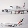 36.5cm escala 1/200 Emirados Árabes Unidos Avião Árabe Unido Modelo 380 A380 Avião de brinquedo com roda leve Resina plástica fundida 240119