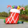Partihandel 6m 20 fjärde jätte Uppblåsbar julstrumpa för utomhusdekoration Blow Up Gift Display för semesterhändelseanvändning