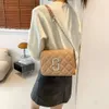 Koreańska wersja dla kobiet w 2023 r., Nowy modny Lingge Casual Small Square Prosty i spersonalizowany torba łańcuchowa, Crossbody Bag Trendy 75% Factory Bezpośrednia sprzedaż