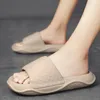 Chinelos de fundo grosso masculino estilo minimalista modelo na moda e legal sapatos de casa de verão para homens de alta qualidade leve