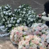 Palla di nozze di fiori artificiali di fiori colorati con palla di rosa per lo sfondo della decorazione di nozze