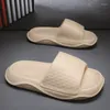 Chinelos de fundo grosso masculino estilo minimalista modelo na moda e legal sapatos de casa de verão para homens de alta qualidade leve