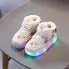 Barn Bomullsskor för flickor LED Tänd plyschskor Winter Non-Slip High Top Sports Shoes Luminous Kids Casual Sneaker 240131