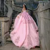 Abito da sera Quinceanera di lusso rosa lucido con scollo a cuore 2024 Abito da ballo con perline fiorito Lunghezza pavimento Sweep Train Bow Prom Dress