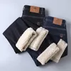 Pantalones vaqueros Sherpa de lana de invierno para hombres, pantalones rectos clásicos informales de negocios gruesos, pantalones vaqueros negros azules de terciopelo de lana de felpa para hombre 240125