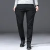 2023 Vinter tjock fleece för kalla män varma smala jeans elasticitet mager svart mode casual byxor byxor 240127