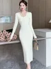 Weißes gestricktes, schickes, mit Perlen verziertes, sexy Kleid im Herbst- und Winter-Stil, elegantes Freizeitkleid für Damen, figurbetontes Kleid 240122