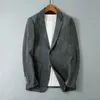 ハンサムトレンドの濃厚なスーツジャケットビジネスカジュアルメンズブレイザーズレギュラーポリエステル240201を持つハイエンドメンズファッション