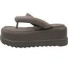 Tofflor gummi flip flops skor kvinna 2024 casual pantofle skiffer kvinnlig strandplattform beige hälen sandaler låg hawaiian lyx