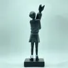 Decorazione domestica personalizzata nordica che abbraccia bomba ragazza statua in resina Banksy soggiorno scrivania decorazione scultura figurine regalo d'arte 240202