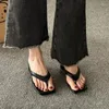 Tofflor gummi flip flops skor kvinna 2024 kvinnlig fyrkantig häl lyxiga glider låg hawaiian block sommardesigner strand rom s