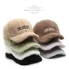 Chapeau femme automne et hiver personnalisé en peluche lettres chaudes brodé casquette à visière en plein air hommes sports voyage casquette de baseball résistant au froid chapeau de créateur