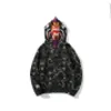 Een badjas in Camo Tiger Shark-brede dubbele hoodie met volledige ritssluiting