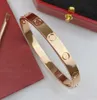 Bangle storlek 16 -20 cm T0p Material för kvinnans designer man armband guld pläterat 18k skruvutskjutning är förenlig med den officiella europeiska storlekslådan 025 e