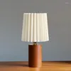 Lampade da tavolo Lampada medievale claeted Stile nordico Camera da letto coreana Comodino Luce notturna Rete plissettata Decorativa in legno massello Atmosfera